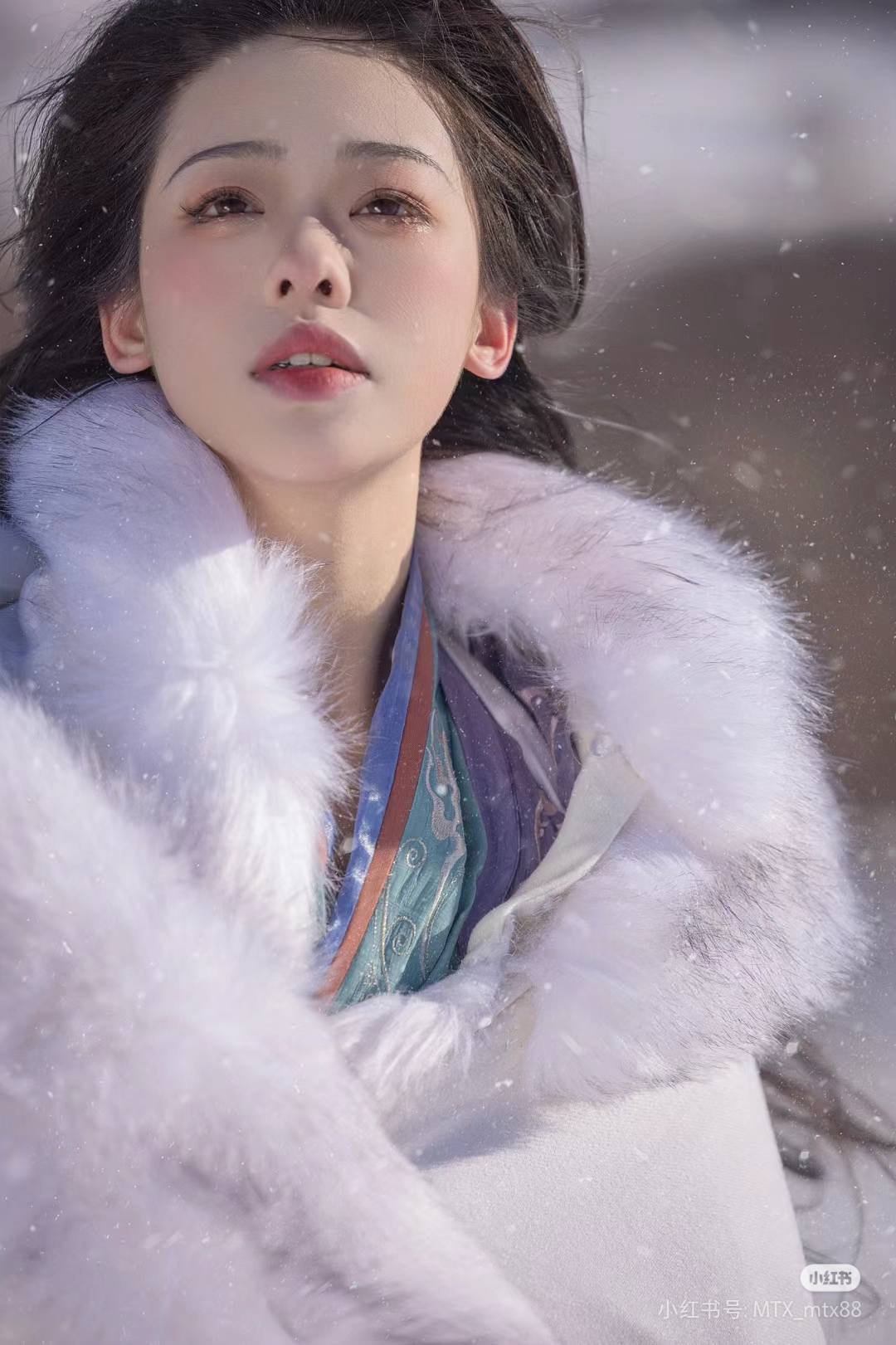 CHIM ƯNG DƯỚI MÁI HIÊN