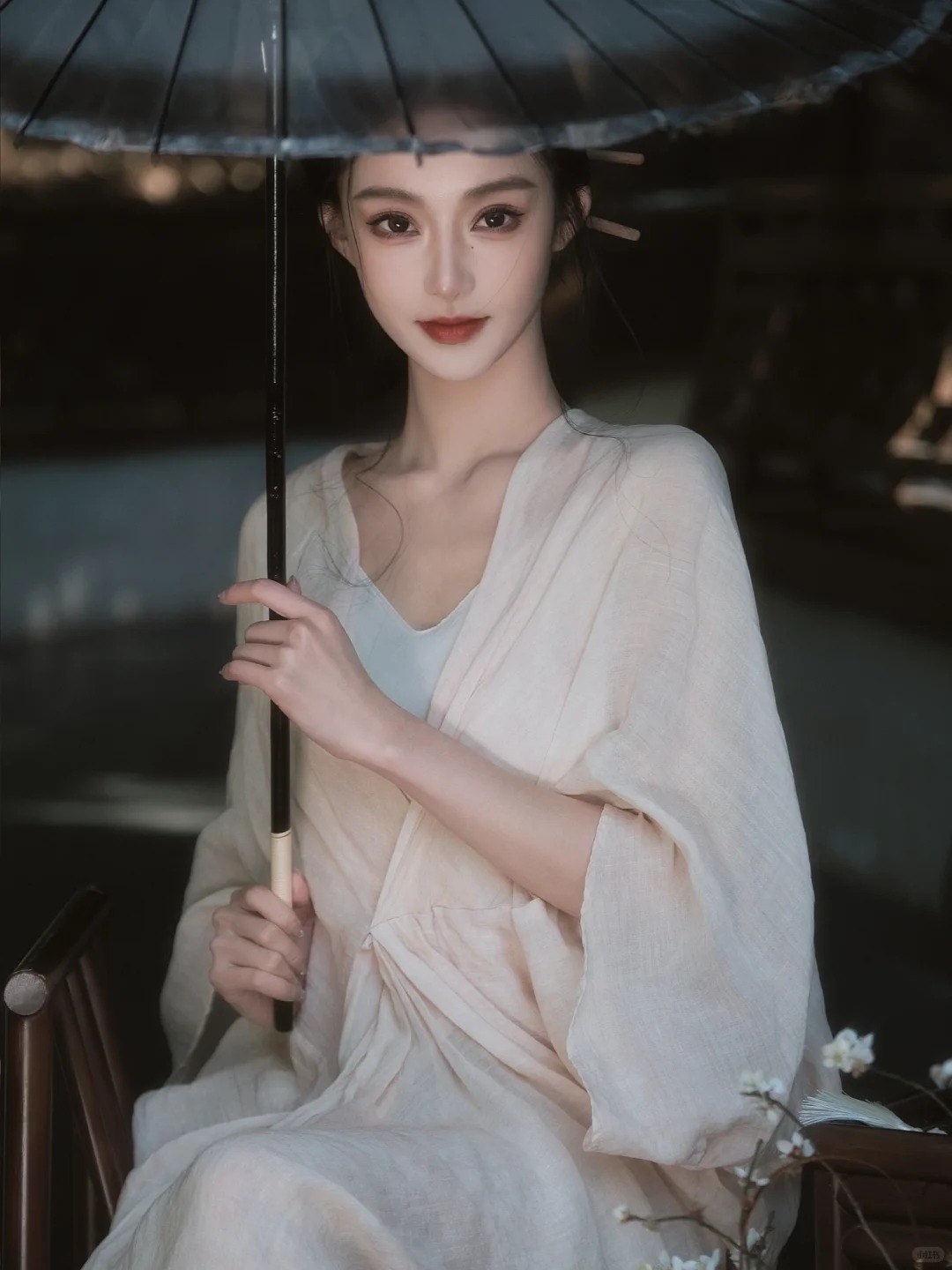 HÃY TỰ TỎA SÁNG, CHỨ ĐỪNG CHỈ SOI SÁNG
